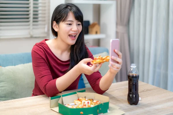 Азиатская Женщина Виртуальный Счастливый Час Встречи Ужин Пиццу Питание Онлайн — стоковое фото