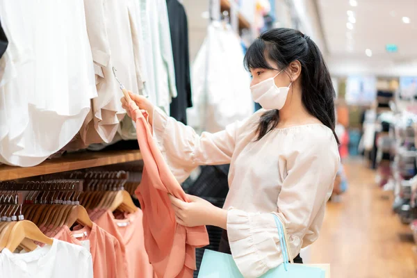 쇼핑백을 쇼핑하면서 마스크를 아시아 여성이 붐비는 지역에서 코로나 바이러스 예방과 — 스톡 사진