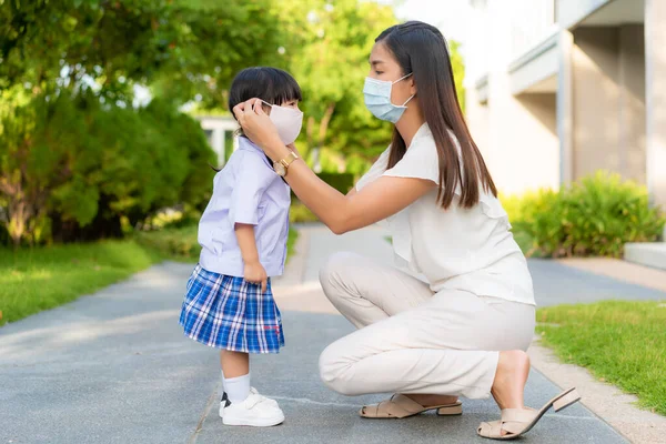 Asiatische Mutter Hilft Ihrer Tochter Mit Medizinischer Maske Zum Schutz — Stockfoto