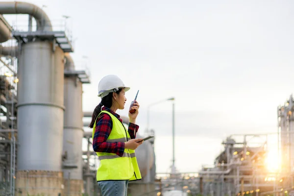 Técnica Asiática Ingeniera Industrial Que Usa Walkie Talkie Sostiene Planos — Foto de Stock