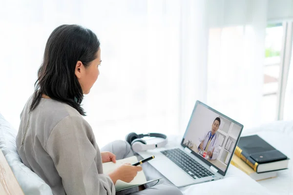 Vista Posterior Mujer Asiática Haciendo Videollamada Con Médico Con Sensación —  Fotos de Stock