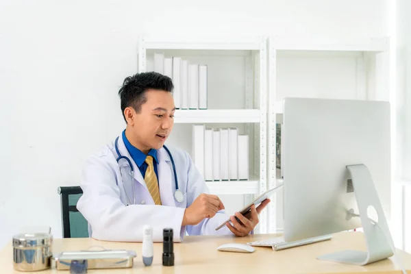 Asiático Médico Hombre Lleva Abrigo Blanco Auriculares Hablando Videoconferencia Ordenador — Foto de Stock