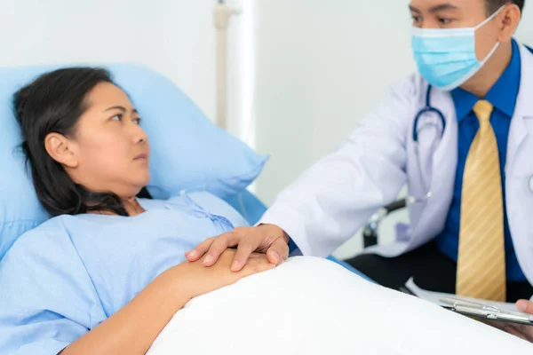 Nahaufnahme Des Mannes Arzt Berührt Patientenhand Für Ermutigung Und Empathie — Stockfoto