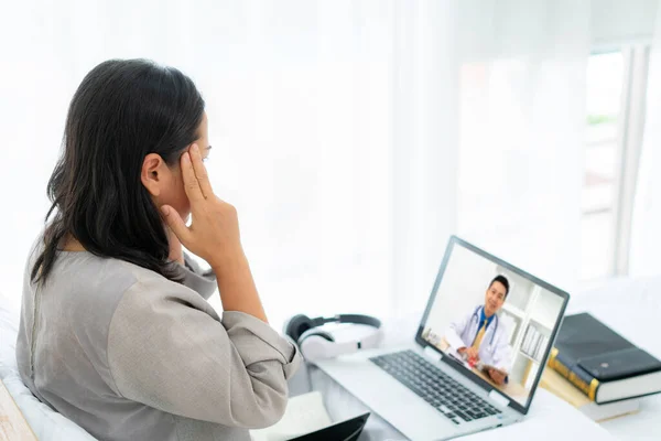 Mujer Asiática Cama Blanca Hablando Con Médico Usando Tecnología Telesalud —  Fotos de Stock