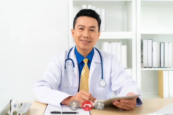 Uśmiechnięty Azjatycki Lekarz Cyfrowym Tabletem Patrzący Kamerę Zdalna Konsultacja Czatu Zdjęcie Stockowe