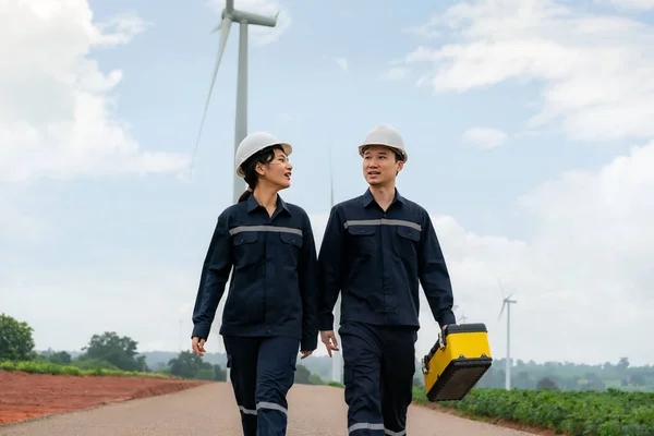 アジアの男性と女性タイの風力発電所の安全性を持つ風力タービンのデジタルタブレットで準備と進捗状況を確認する検査エンジニア — ストック写真