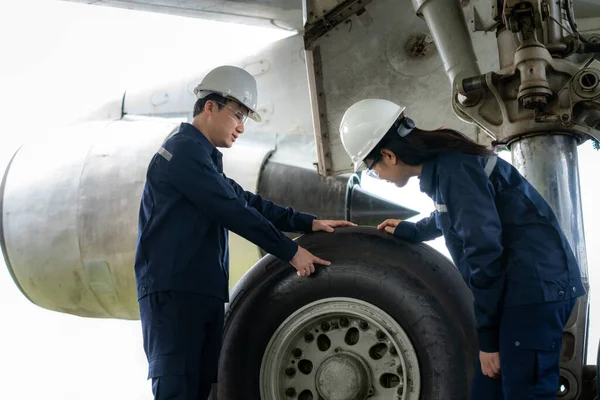 Asiatisk Man Och Kvinna Ingenjör Underhåll Flygplan Team Reparationer Korrigeringar — Stockfoto