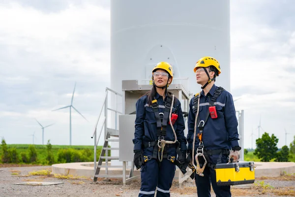 Asian Man Woman Inspection Engineers Preparing Progress Check Wind Turbine — Stock Photo, Image