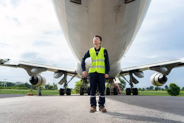 Aziatische Man Ingenieur Onderhoud Vliegtuig Met Witte Helm Voorkant Vliegtuig — Stockfoto