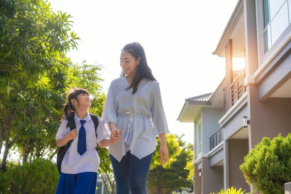 Glückliche Asiatische Mutter Und Tochter Grundschüler Fuß Zur Schule Morgen — Stockfoto