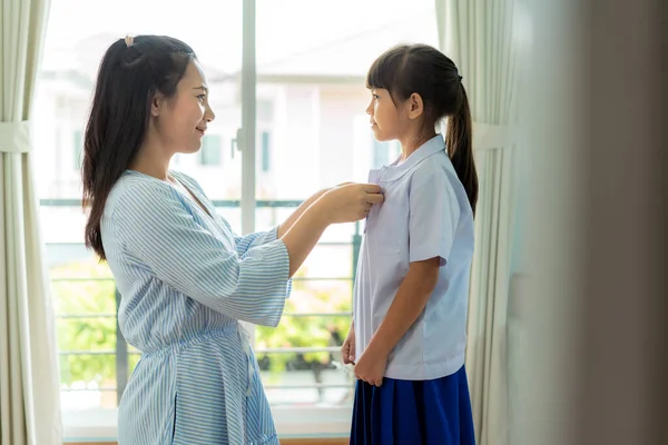 Asiatische Mutter Bereitet Ihre Kleine Tochter Heimischen Wohnzimmer Auf Die — Stockfoto