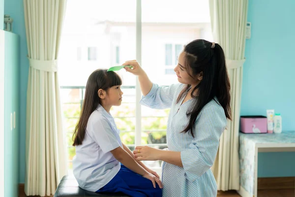 Die Asiatische Mutter Kämmt Morgens Vor Dem Schulbesuch Heimischen Wohnzimmer — Stockfoto