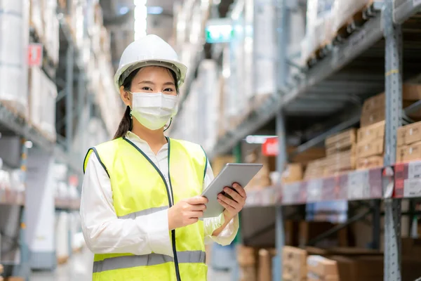 Young Asian Woman Auditor Trainee Staff Wears Mask Working Covid — Stock Photo, Image