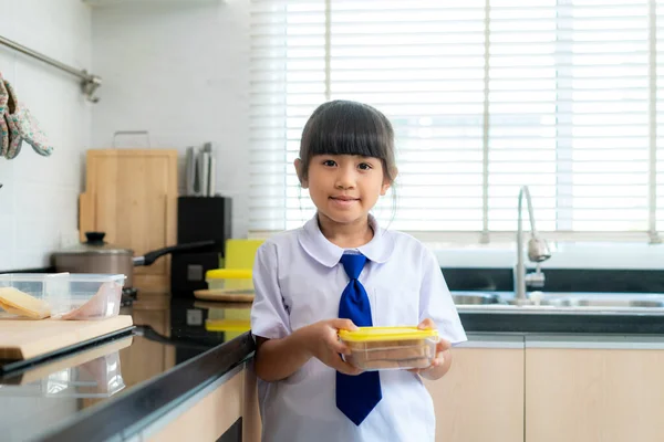 Asiatique Élémentaire Écolière Fille Uniforme Fabrication Sandwich Pour Déjeuner Boîte — Photo