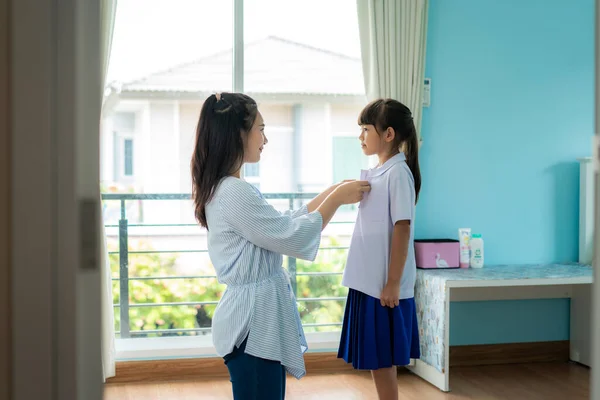 Madre Asiática Preparando Uniforme Estudiante Primaria Hija Pequeña Para Escuela — Foto de Stock