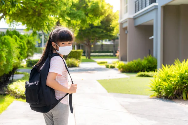 Porträt Eines Süßen Asiatischen Grundschulmädchens Medizinischer Maske Vor Dem Haus — Stockfoto