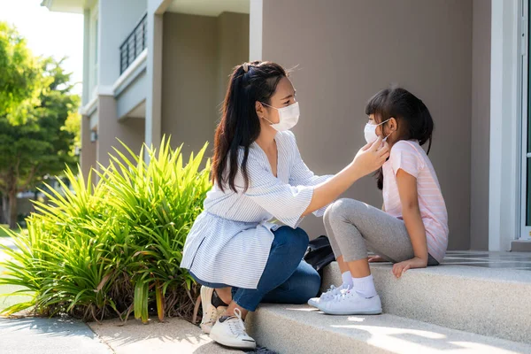 Asiatische Mutter Hilft Ihrer Tochter Mit Medizinischer Maske Zum Schutz — Stockfoto