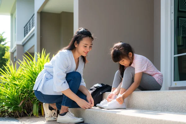 Asiatische Mutter Hilft Ihrer Tochter Grundschülern Uniform Morgendlichen Schulalltag Ihre — Stockfoto