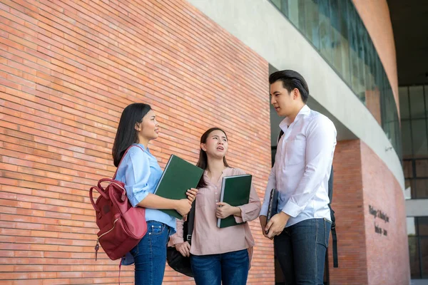 三位亚洲学生正在讨论大学的考试准备 准备考试 生活方式概念 — 图库照片