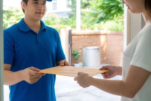 Entrega Asiática Jovem Azul Uniforme Sorriso Segurando Carta Documento Envelope — Fotografia de Stock