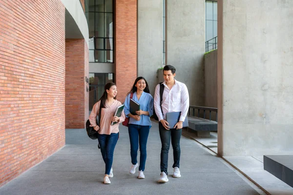 Azjaci Trzej Studenci Spacerują Rozmawiają Razem Sali Uniwersyteckiej Podczas Przerwy — Zdjęcie stockowe