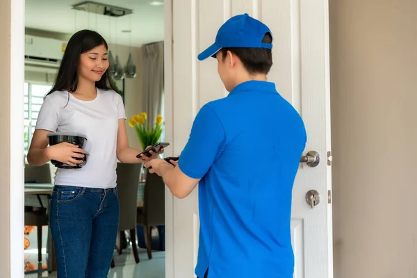 Asiatische Lieferung Junger Mann Blauer Uniform Lächeln Und Halten Lebensmittelboxen — Stockfoto