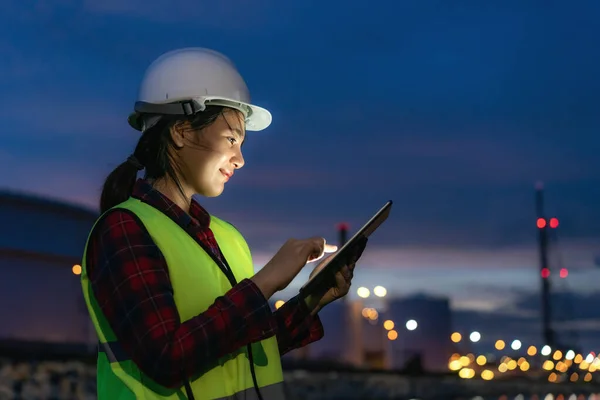 Engenheira Petroquímica Mulher Asiática Trabalhando Noite Com Tablet Digital Dentro — Fotografia de Stock