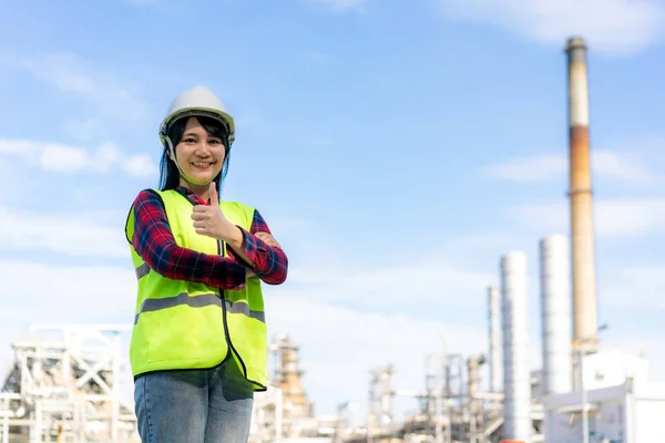 Mujer Asiática Brazo Ingeniero Cruzado Pulgar Hacia Arriba Con Confianza —  Fotos de Stock