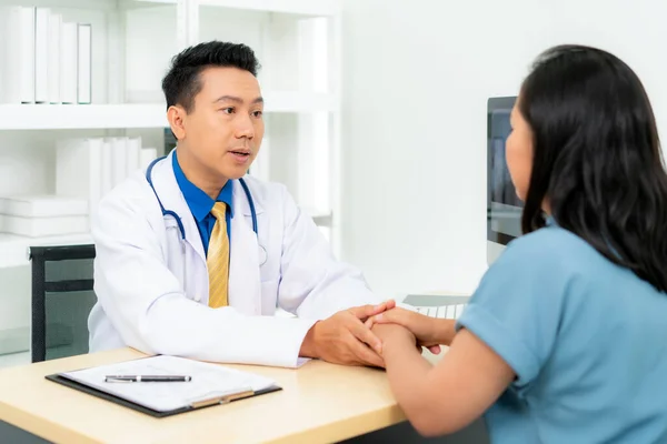 Nahaufnahme Des Mannes Arzt Berührt Patientenhand Für Ermutigung Und Empathie — Stockfoto