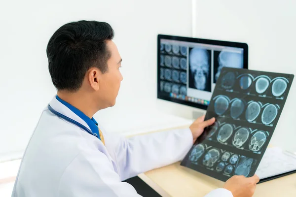 Asiatischer Arzt Hält Röntgenbild Des Schädels Und Gehirns Des Patienten — Stockfoto