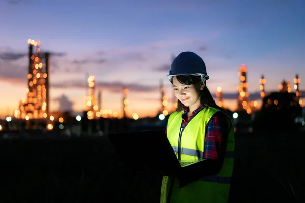 Mujer Asiática Ingeniera Petroquímica Trabajando Noche Con Portátil Dentro Fábrica —  Fotos de Stock