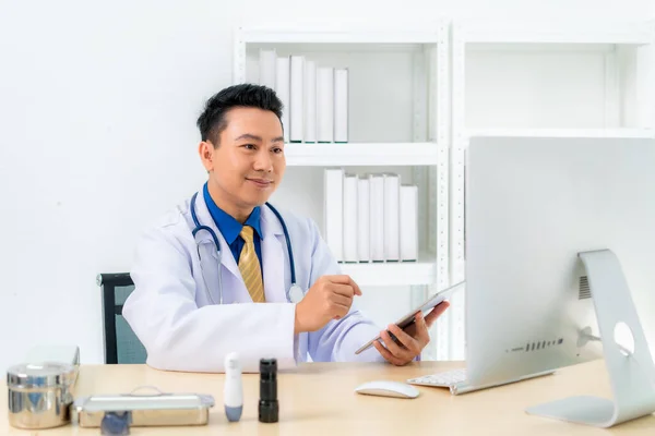 Uśmiechnięty Azjatycki Lekarz Cyfrowym Tabletem Patrzący Kamerę Zdalna Konsultacja Czatu — Zdjęcie stockowe