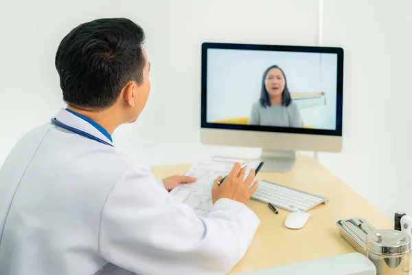 Asiatische Arzt Trägt Weißen Mantel Und Headset Sprechen Videokonferenzen Auf — Stockfoto