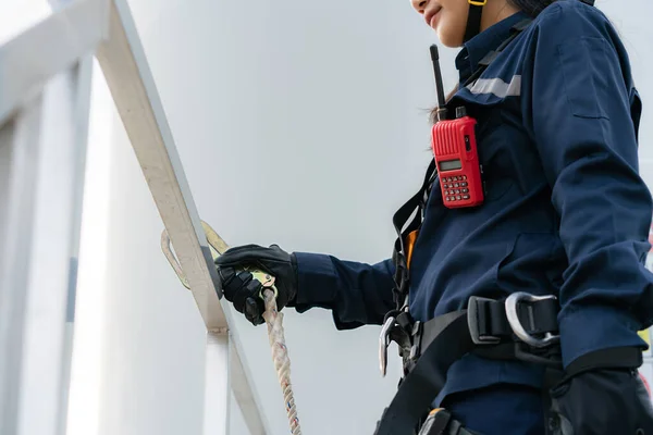 Mujer Asiática Ingeniera Inspección Preparando Comprobando Progreso Aerogenerador Con Seguridad —  Fotos de Stock