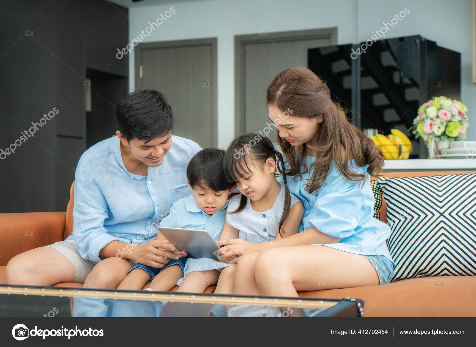 息子と幸せなアジアの家族はソファに座って 自宅のリビングルームで一緒に画面を見てデジタルタブレットを使用して ストック写真 C Ake1150sb 息子と幸せなアジアの家族はソファに座って 自宅のリビングルームで一緒に画面を見てデジタルタブレットを使用して ストック写真 C Ake1150sb