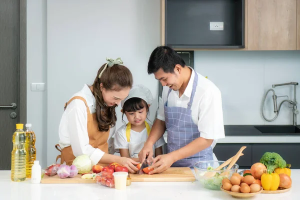 Joven Asiática Amor Familia Están Preparando Ensalada Vegetal Mesa Cocina — Foto de Stock