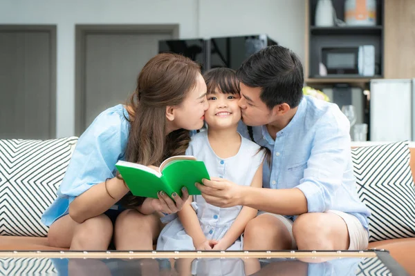 Feliz Familia Asiática Con Padre Madre Besan Mejilla Hija Juntos — Foto de Stock