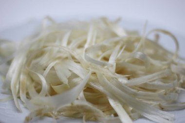 Tabakta soyulmuş kuşkonmaz şeritleri