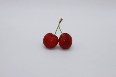 Beyaz arka planda lezzetli kırmızı kiraz meyveleri