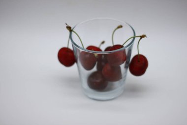 Cam bir kasede kırmızı kirazlar