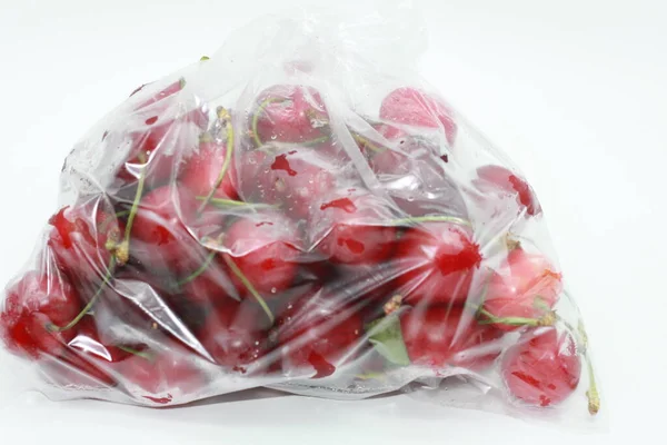 Cerezas Rojas Una Bolsa Plástico Transparente Empañada — Foto de Stock