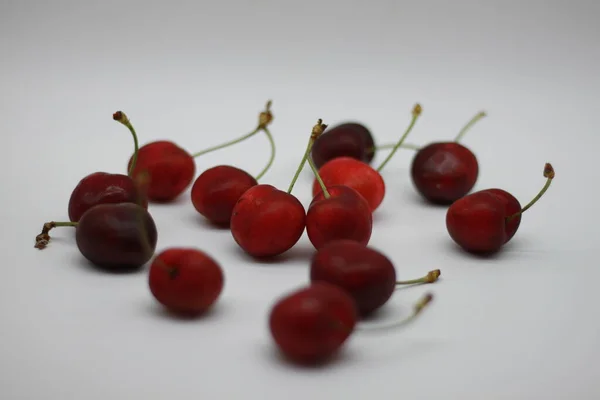 Deliciosos Frutos Rojos Cereza Sobre Fondo Blanco —  Fotos de Stock