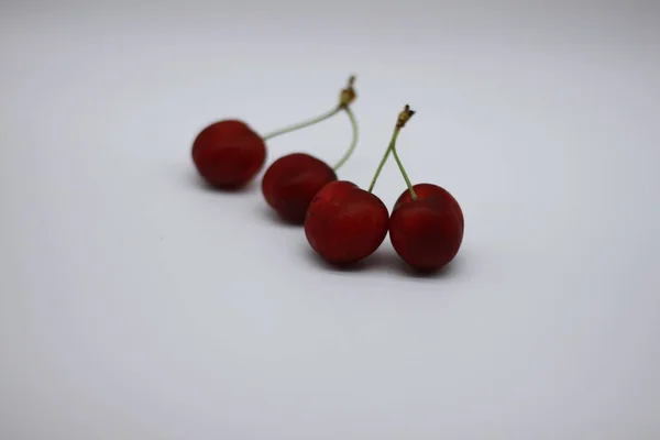 Вкусные Красные Плоды Вишни Белом Фоне — стоковое фото