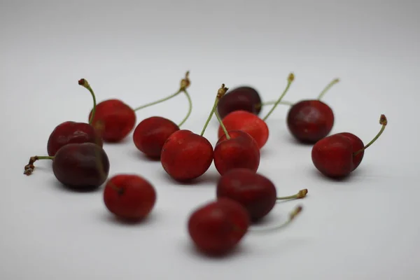 Délicieux Fruits Cerise Rouge Sur Fond Blanc — Photo