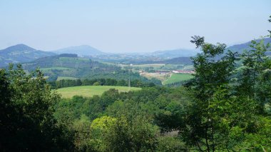 Arkasında bir dağ olan güzel bir manzara.