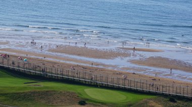 İspanya 'nın Zarauz şehrindeki plajın yanında bir golf sahası manzarası.