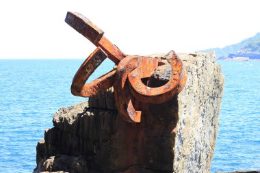 Limanda paslı bir gemi var.