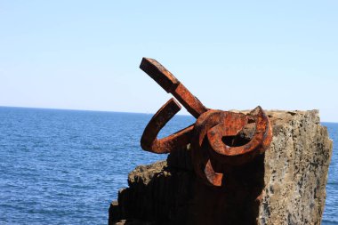 Deniz kıyısındaki eski demir çapa