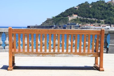Bask Bölgesi 'nde Donostia San Sebastian körfezi üzerinde oturacak olan bank ünlü La Concha plajının yanında.