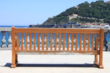 Bask Bölgesi 'nde Donostia San Sebastian körfezi üzerinde oturacak olan bank ünlü La Concha plajının yanında.